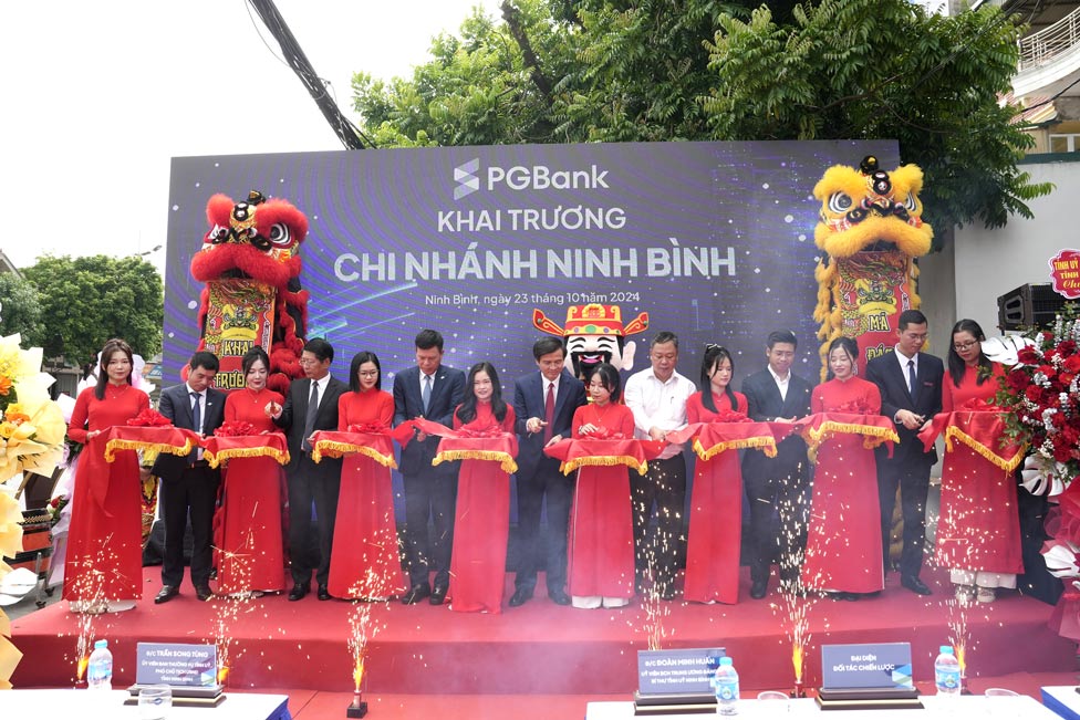 Opening ceremony of PGBank's first branch in Ninh Binh province. Photo: Provided by DN