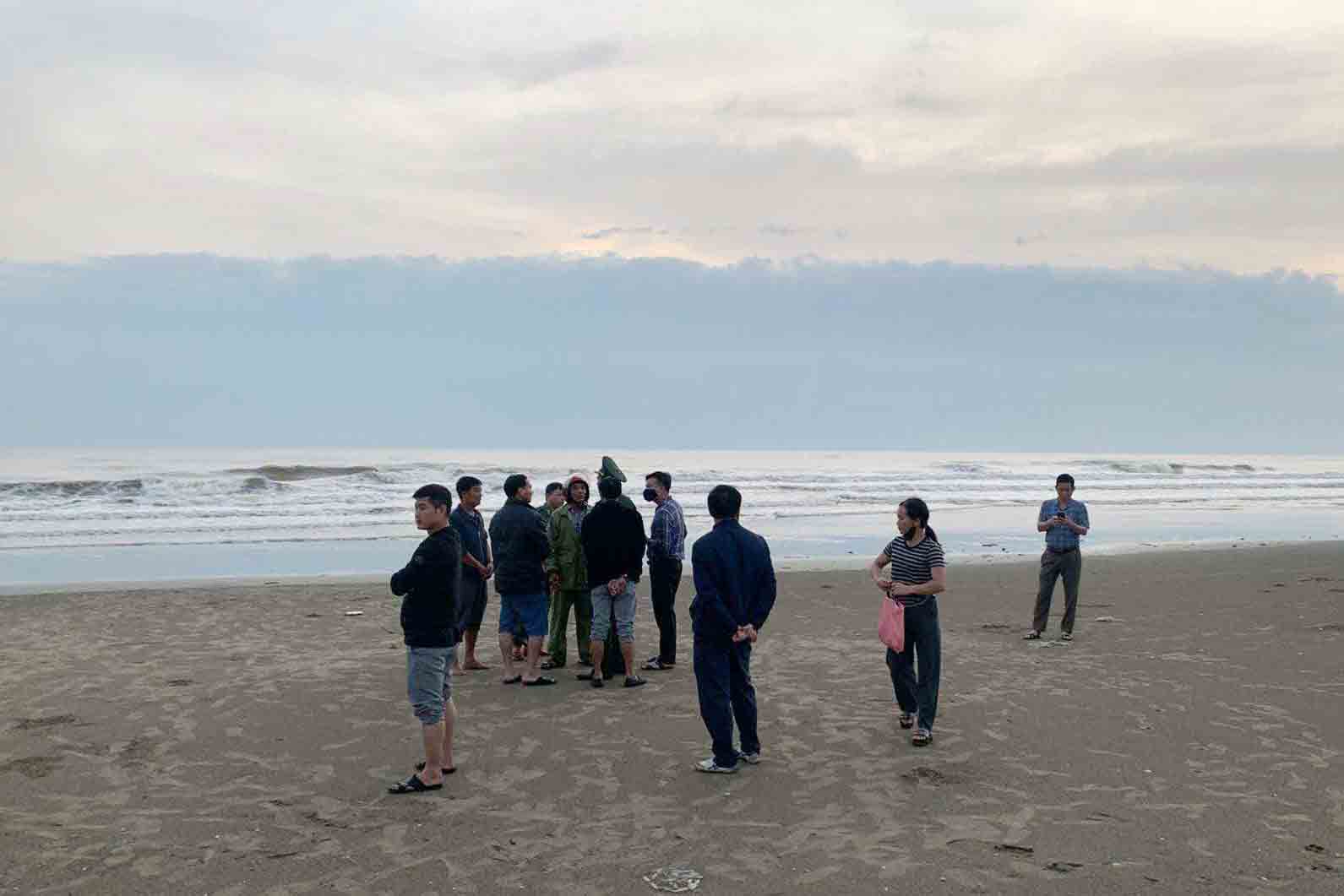 On the morning of October 24, the bodies of two students in Nghi Xuan washed ashore in Cuong Gian commune. Photo: Hau Tuan.