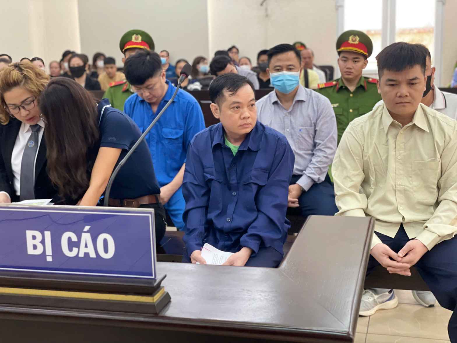 Đưa ra xét xử 6 bị cáo trong vụ cháy karaoke An Phú làm 32 người chết. Ảnh: Đình Trọng