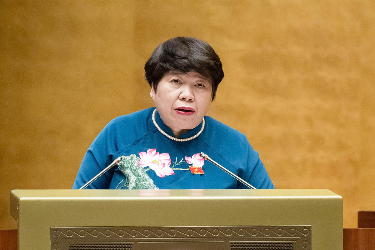 Chairman of the National Assembly's Social Committee presents the Report on the examination of the draft Law amending and supplementing a number of articles of the Law on Health Insurance. Photo: Quochoi.vn