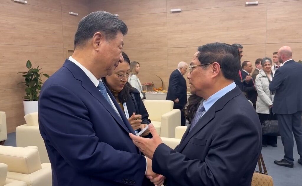 Prime Minister Pham Minh Chinh meets with General Secretary and President of China Xi Jinping. Photo: VNA