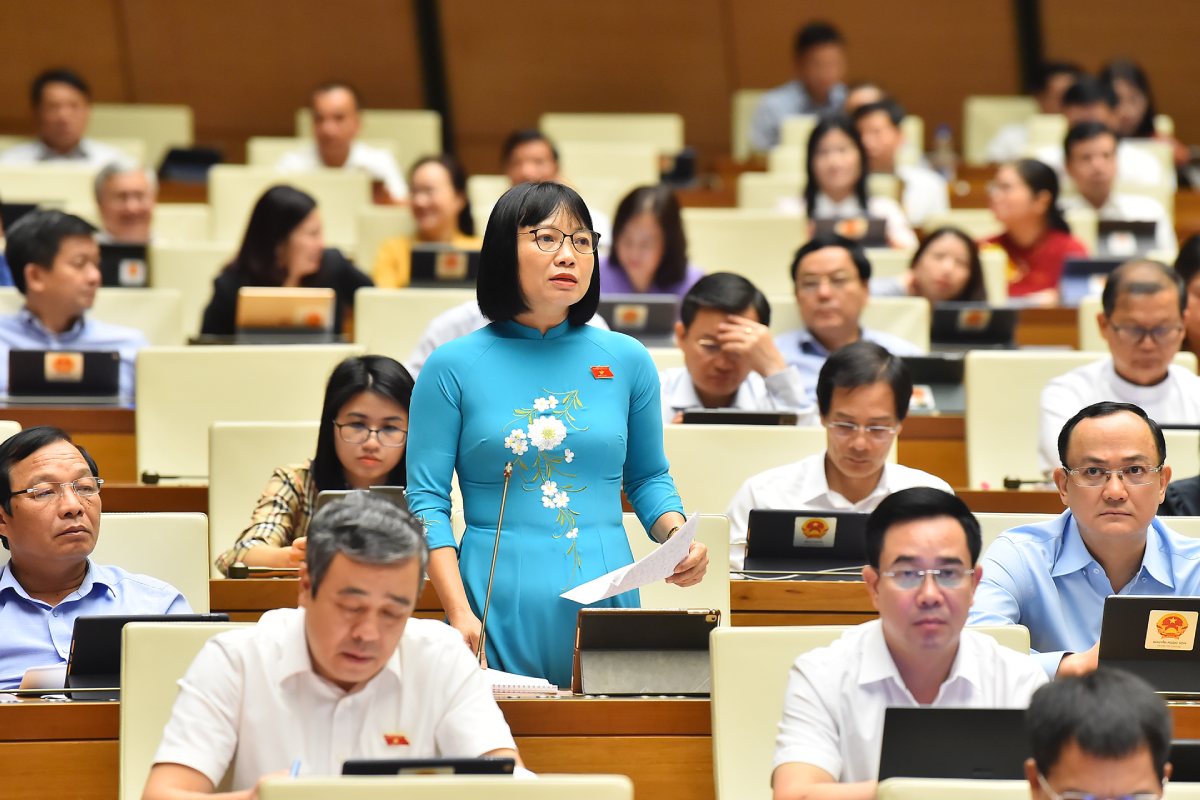 Delegate Nguyen Thi Viet Nga (Hai Duong Delegation) gave comments on the revised Trade Union Law, proposing to increase allowances for grassroots trade union officials. Photo: Pham Dong