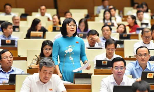 Đại biểu Nguyễn Thị Việt Nga (Đoàn Hải Dương) góp ý về Luật Công đoàn sửa đổi, đề nghị nâng phụ cấp cho cán bộ Công đoàn cơ sở. Ảnh: Phạm Đông