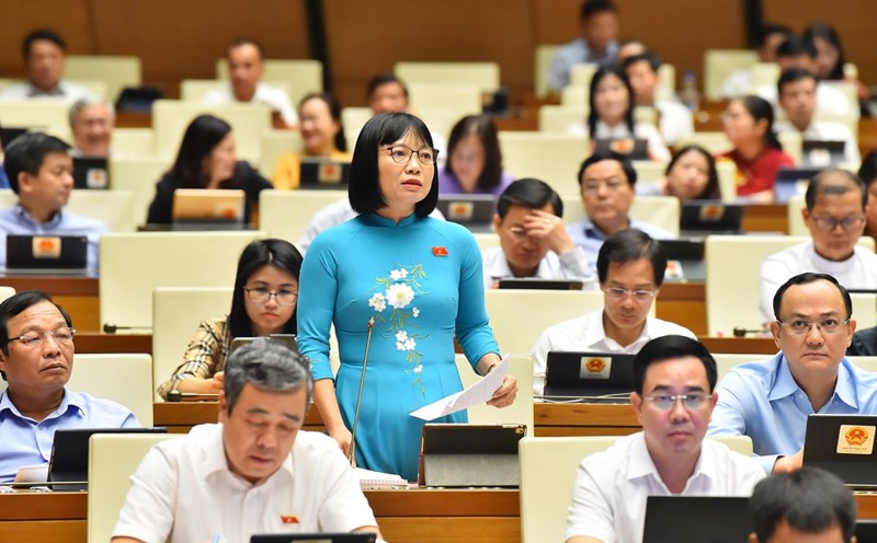 Delegate Nguyen Thi Viet Nga (Hai Duong Delegation) gave comments on the revised Trade Union Law, proposing to increase allowances for grassroots trade union officials. Photo: Pham Dong