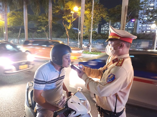 Cảnh sát giao thông Công an TP Hà Nội kiểm tra nồng độ cồn người điều khiển phương tiện. Ảnh: Minh Hạnh