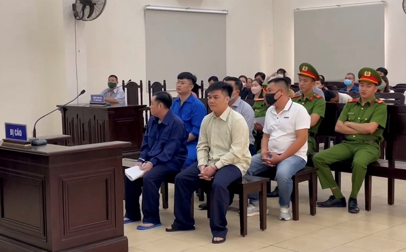 Image of 6 defendants in the An Phu karaoke fire that killed 32 people. Photo: Dinh Trong