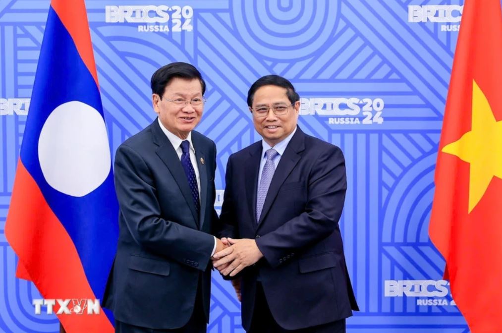 Prime Minister Pham Minh Chinh meets with Lao Party General Secretary and President Thongloun Sisoulith. Photo: VNA