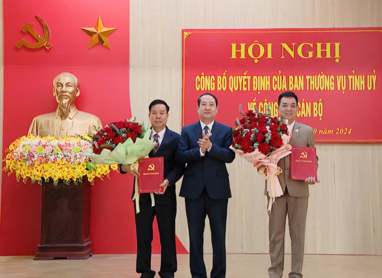 Mr. Mai Van Tuat - Standing Deputy Secretary of Ninh Binh Provincial Party Committee presented the decision and flowers to congratulate Mr. Duong Duc Khanh and Mr. Nguyen Quoc Hung. Photo: Nguyen Truong