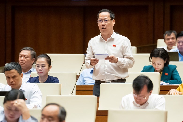 Đại biểu Trần Nhật Minh (Đoàn ĐBQH tỉnh Nghệ An) ủng hộ tiếp tục duy trì kinh phí công đoàn 2%. Ảnh: Quốc hội 