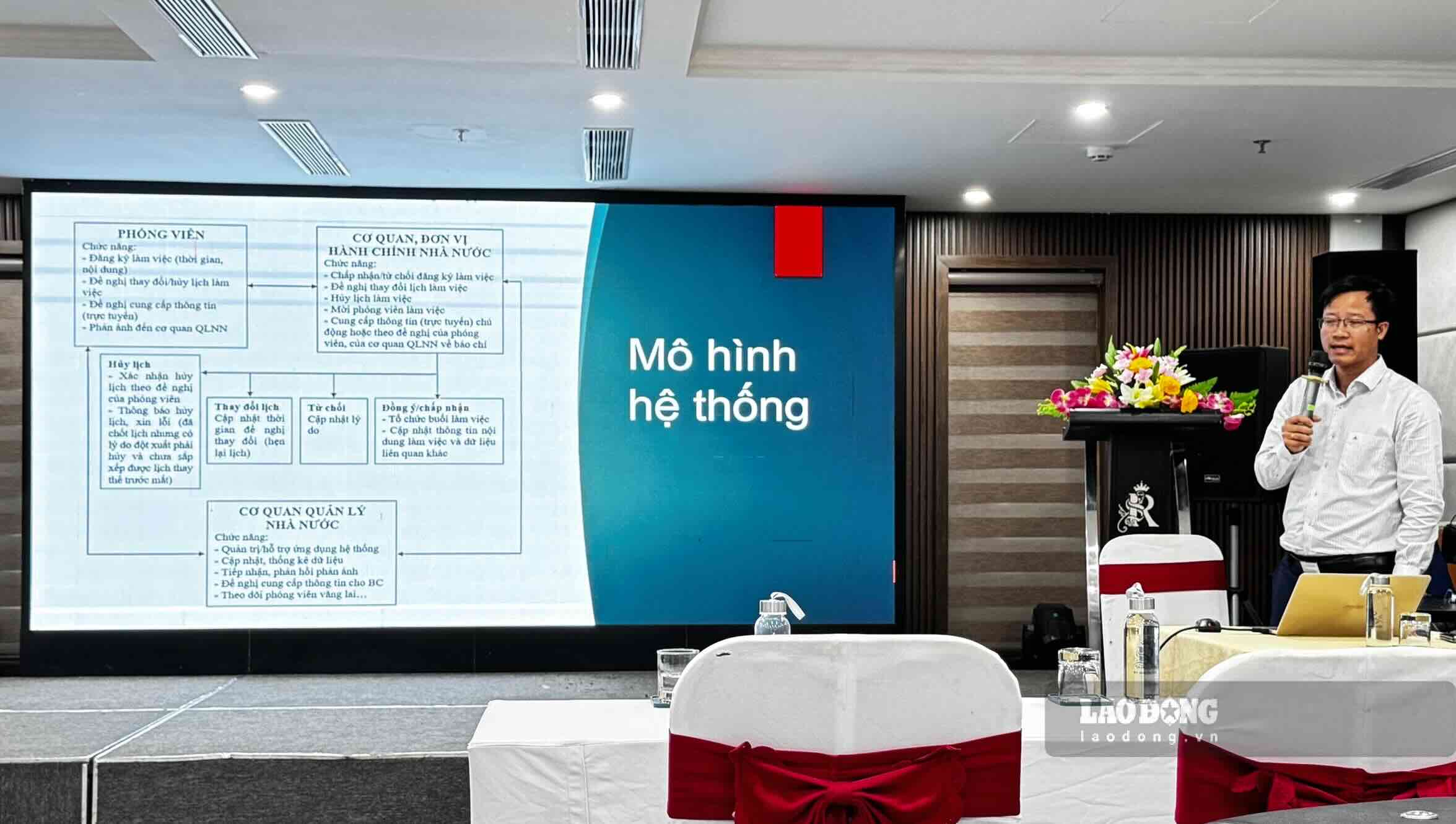 Quang Binh organizes training on using software to manage activities of contacting, working and providing information to the press. Photo: Cong Sang