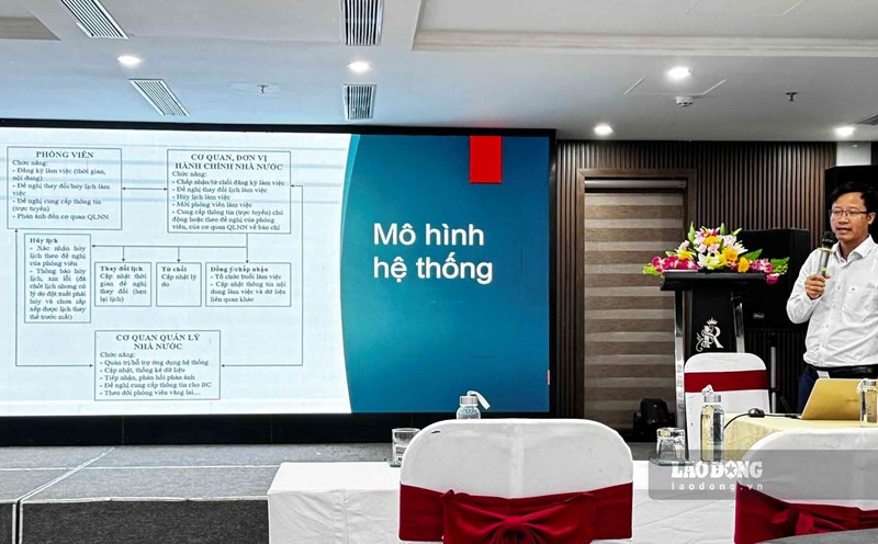 Quang Binh organizes training on using software to manage activities of contacting, working and providing information to the press. Photo: Cong Sang