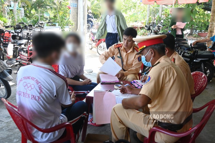 Motorbike drivers must meet the age requirements as prescribed. Illustration: Thanh Nhan