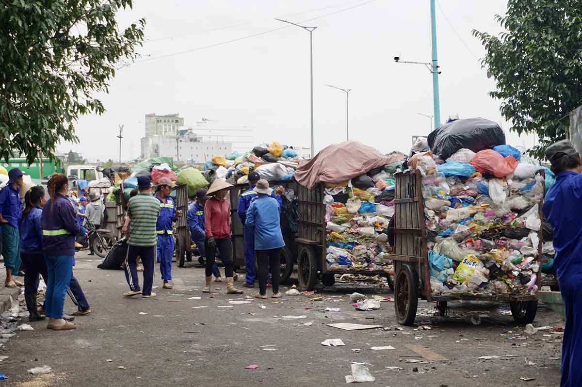 Urgent "rescue" of the road containing backlog of waste in Ho Chi Minh City. Photo: Nhu Quynh