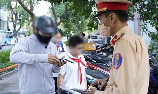 Vẫn có phụ huynh nghĩ con 16 tuổi mới cần đội mũ bảo hiểm