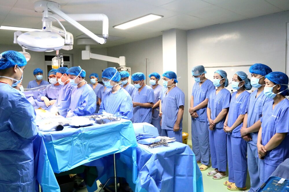 The surgical team at Phu Tho General Hospital bowed their heads in gratitude to the organ donor before performing the surgery. Photo: Provided by the hospital