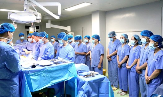 Ekip phẫu thuật tại Bệnh viện Đa khoa tỉnh Phú Thọ cúi đầu tri ân người hiến tạng trước khi tiến hành phẫu thuật. Ảnh: Bệnh viện cung cấp