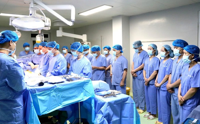 The surgical team at Phu Tho General Hospital bowed their heads in gratitude to the organ donor before performing the surgery. Photo: Provided by the hospital