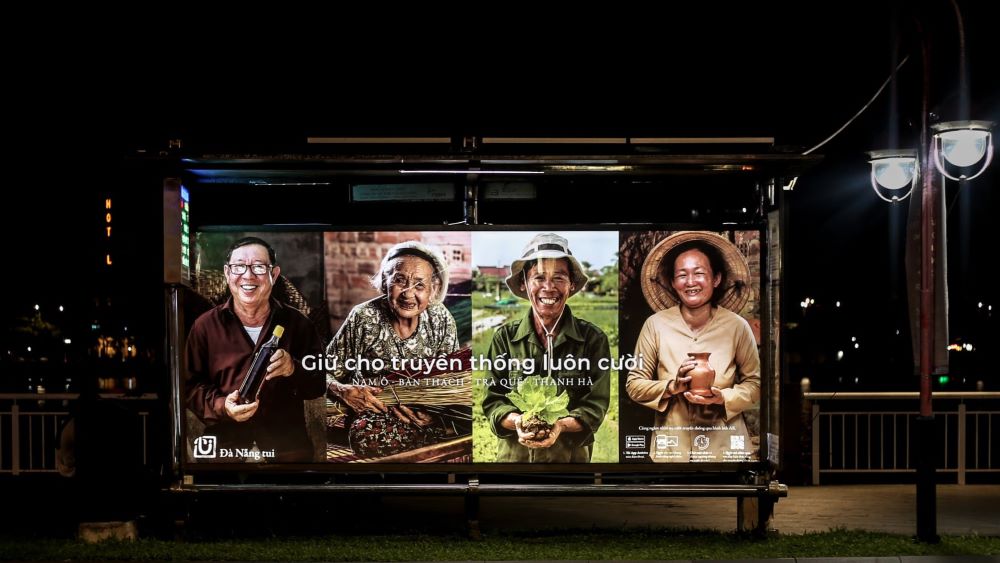 Da Nang's unique cultural features are promoted by "Da Nang Tui" at bus stops. Photo: Da Nang Tui