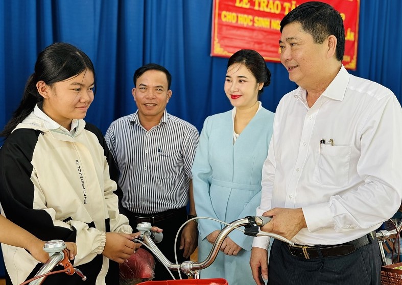 Organizations give bicycles and scholarships to disadvantaged students in Lak district, Dak Lak province. Photo: Bao Trung