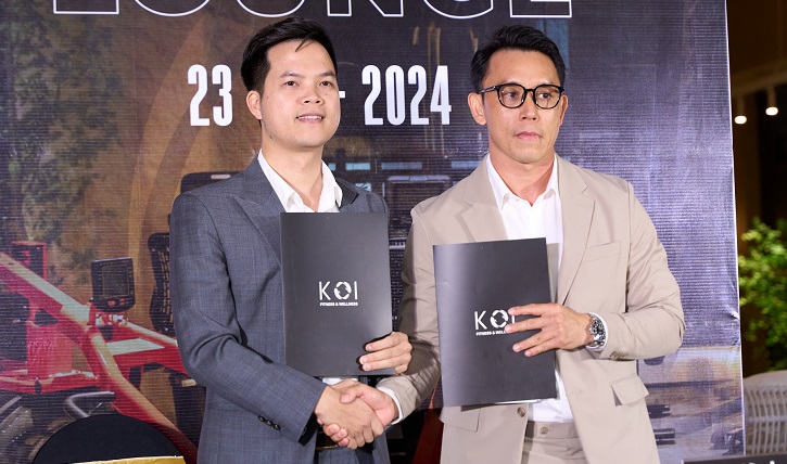 Vietnam team doctor Tran Huy Tho (left) brings many health and injury recovery options for athletes. Photo: Dinh Thao