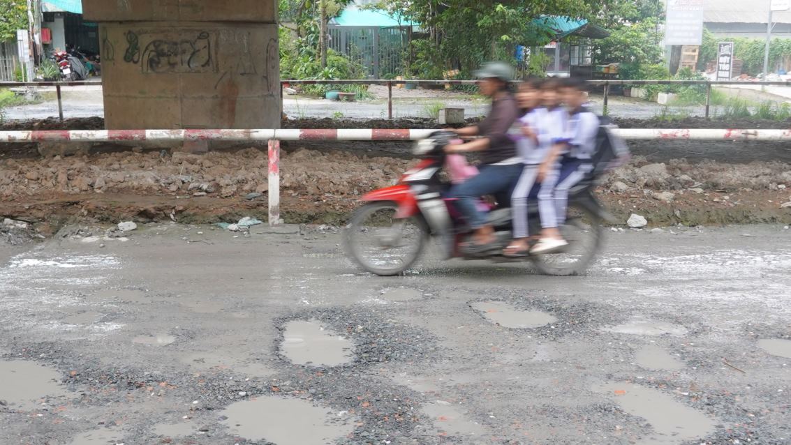 Gan doan duong nay co truong hoc, viec duong hu hong, xuong cap khien phu huynh, hoc sinh phai chat vat di chuyen trong moi lan tan truong, nhat la vao nhung ngay mua.