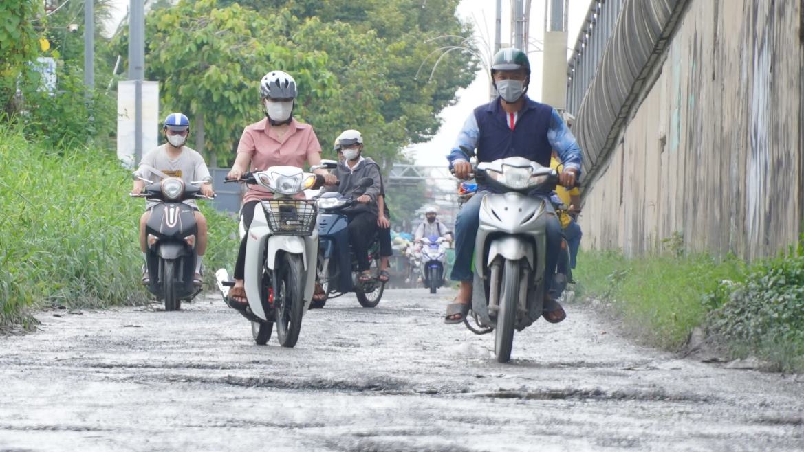 “Gan day nhat, thanh pho da phoi hop voi don vi quan ly, truoc mat se ban giao duong dan sinh cau Hung Loi phia quan Cai Rang. Doi voi duong dan sinh cau Hung Loi phia quan Ninh Kieu, thanh pho se xin chu truong tiep nhan luon de bo tri von dau tu nang cap, con phan ho so, thu tuc ban giao se xu ly sau”, ong Khoa cho hay.