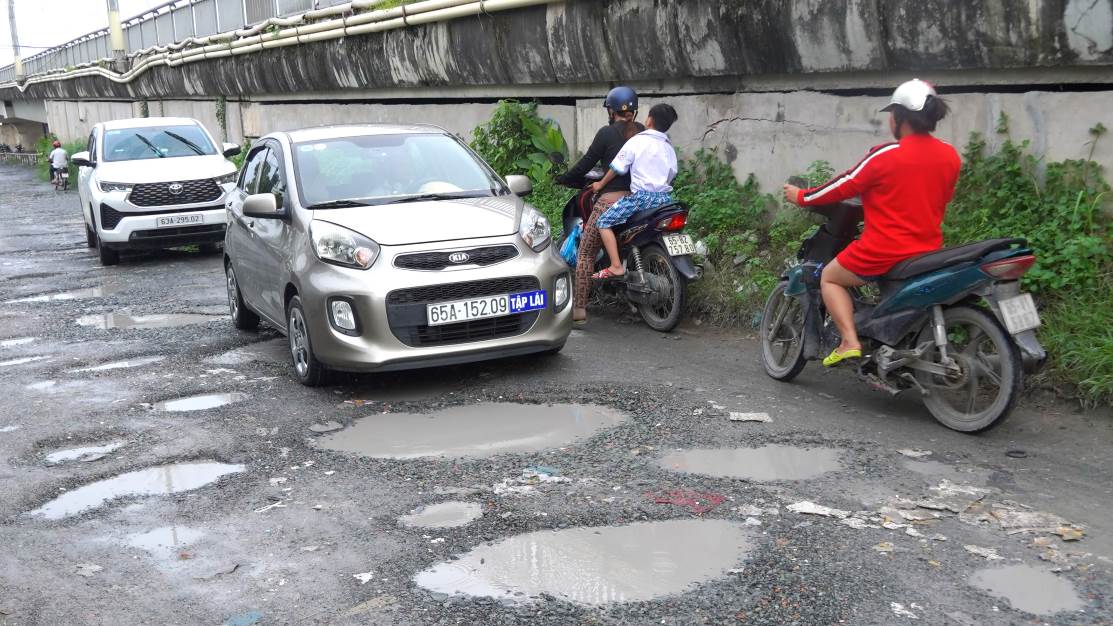 Doan duong chi dai khoang 200m nhung mat duong bi hu hong nang, day dac nhung ho sau dong nuoc.