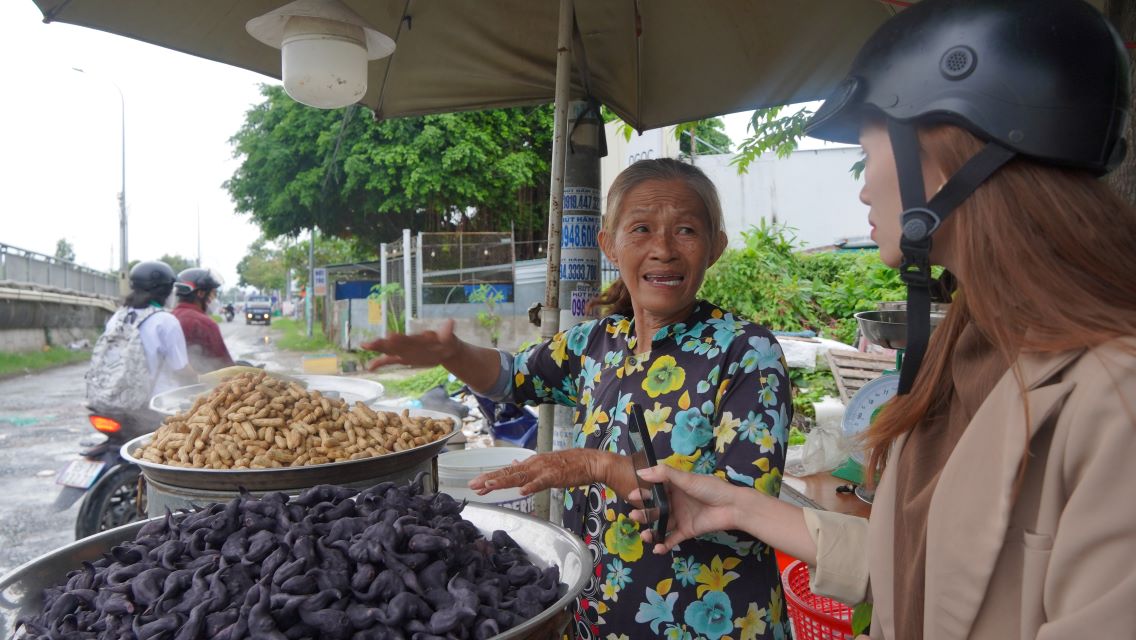 Nguoi phu nu ngoi ban hang ngay ben duong cho biet, nhung ngay troi nang ai di qua cung phai deo khau trang hoac dung tay bit kin mat de tranh bui, con ngay mua thi sinh lay ban het len quan ao cua nguoi di duong, tham chi noi day con co nhieu vu tai nan.