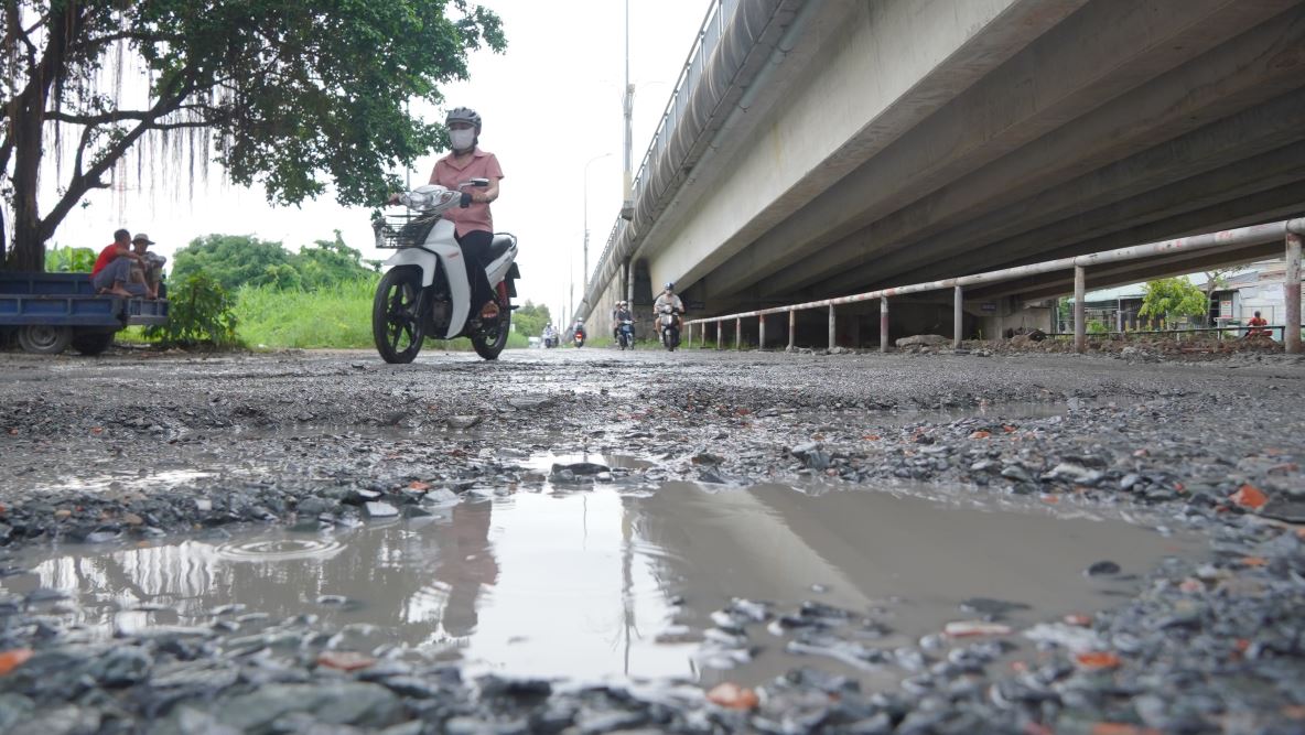 Theo ghi nhan cua phong vien, duong dan sinh doc 2 ben cau Hung Loi (quan Ninh Kieu, TP Can Tho) luon trong canh nang thi bui mu mit, mua thi lay loi, tron truot, chi chit o voi, o ga khien nguoi dan phai kho so moi lan di chuyen qua lai.