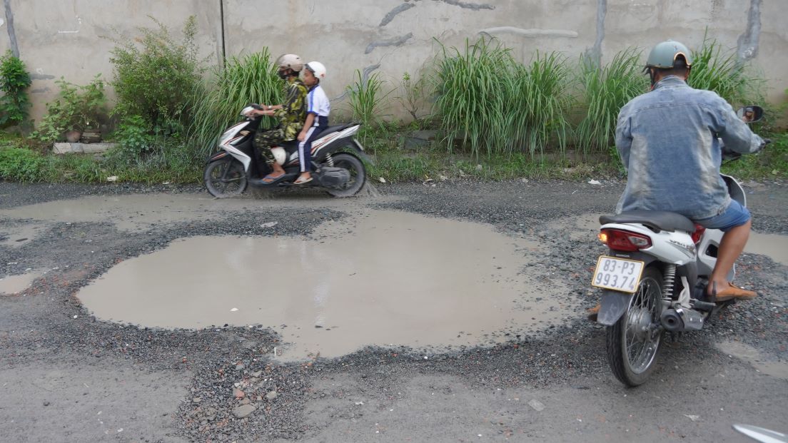 Quan sat thay, nguoi dan dieu khien cac phuong tien phai di chuyen that cham, nep sat vao phan duong hep de ne nhung o voi.