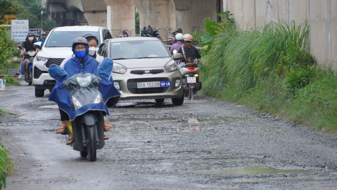 Lien quan den van de tren, tai buoi hop bao dinh ky quy 3.2024 vao ngay 15.10, ong Nguyen Dang Khoa - Pho Giam doc So Giao thong van tai TP Can Tho - thong tin, truoc day, du an duong Nguyen Van Linh va cau Hung Loi do Ban Quan ly du an My Thuan (Bo Giao thong van tai) dau tu. Tuy nhien, duong dan sinh cau Hung Loi la phat sinh sau, trong qua trinh ban giao da khong ban giao ve cho thanh pho quan ly doan duong nay.