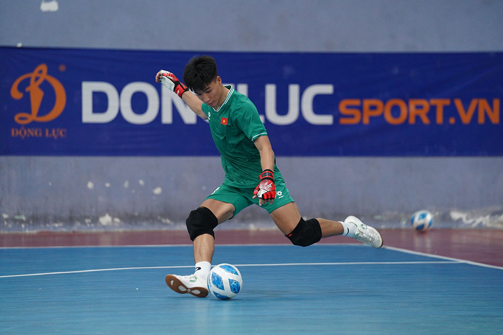 Thanh phan tuyen futsal Viet Nam di chuyen sang Thai Lan co 3 thu mon. Vi vay, nhieu kha nang se co mot thu mon bi loai sau khi ket thuc 2 tran giao huu o Thai Lan.