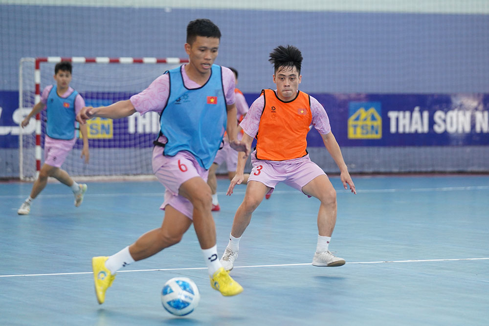 Sau khi sang Thai Lan, huan luyen vien Diego Giustozzi se loai tiep 2 cau thu de chot danh sach rut gon 14 thanh vien du giai futsal Dong Nam A. 