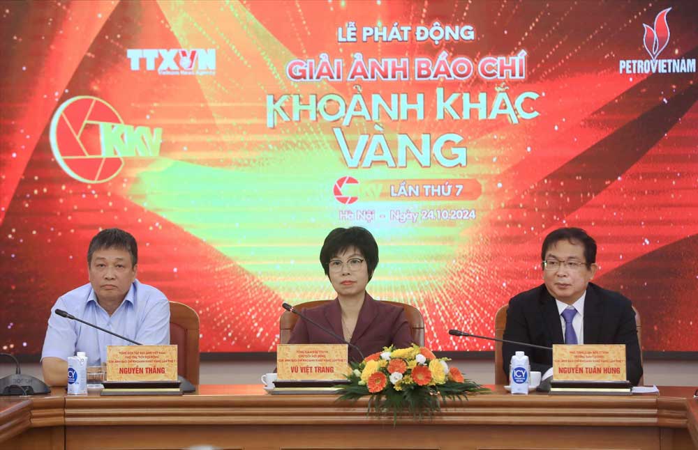 The 7th "Golden Moment" Press Photo Award was officially launched in Hanoi. Photo: Organizing Committee