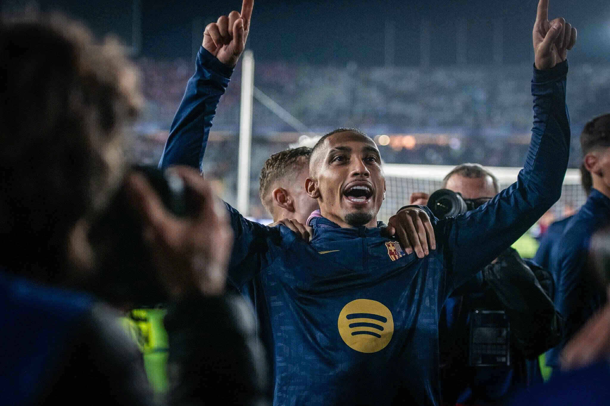 Raphinha celebrates with fans after the win against Bayern Munich. Photo: FCB