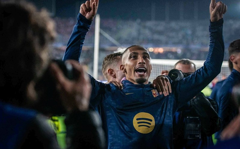Raphinha celebrates with fans after the win against Bayern Munich. Photo: FCB