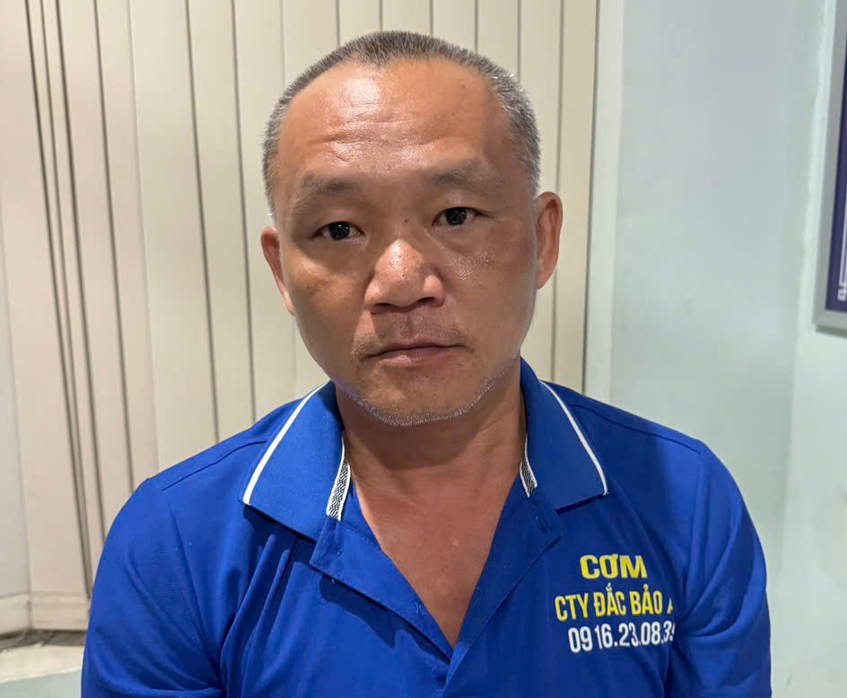 Đối tượng Phú bị bắt giữ sau 13 năm lẩn trốn truy nã về tội danh cướp tài sản. Ảnh: Hoài Thanh 