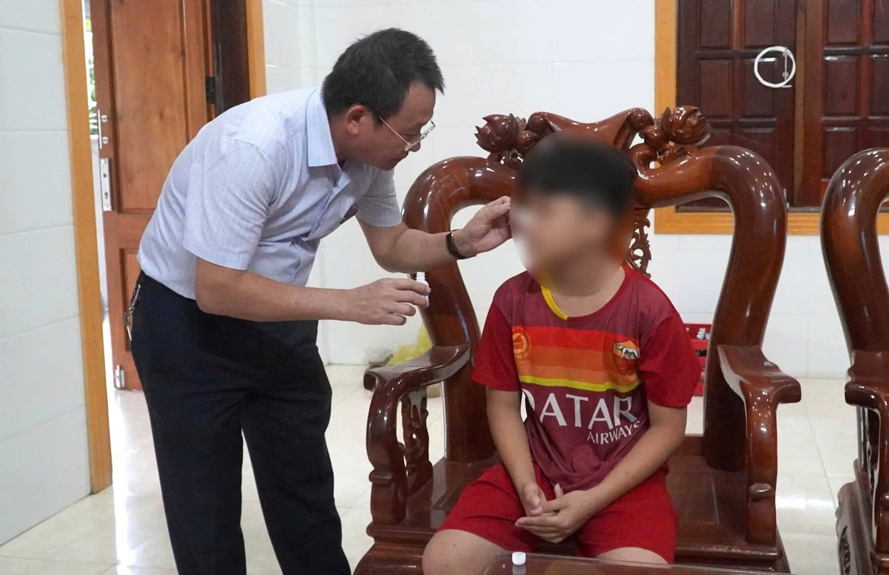 CDC Quang Binh staff instructs students on how to apply chickenpox treatment medicine to students who are being isolated and treated at home. Photo: CDC Quang Binh