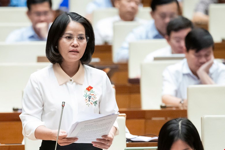 National Assembly Deputy Nguyen Hoang Bao Tran (National Assembly Delegation of Binh Duong Province) expressed his opinion on the establishment of trade union staff. Photo: National Assembly