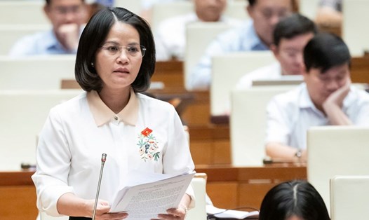 ĐBQH Nguyễn Hoàng Bảo Trân (Đoàn ĐBQH tỉnh Bình Dương) nêu ý kiến về biên chế cán bộ công đoàn. Ảnh: Quốc hội