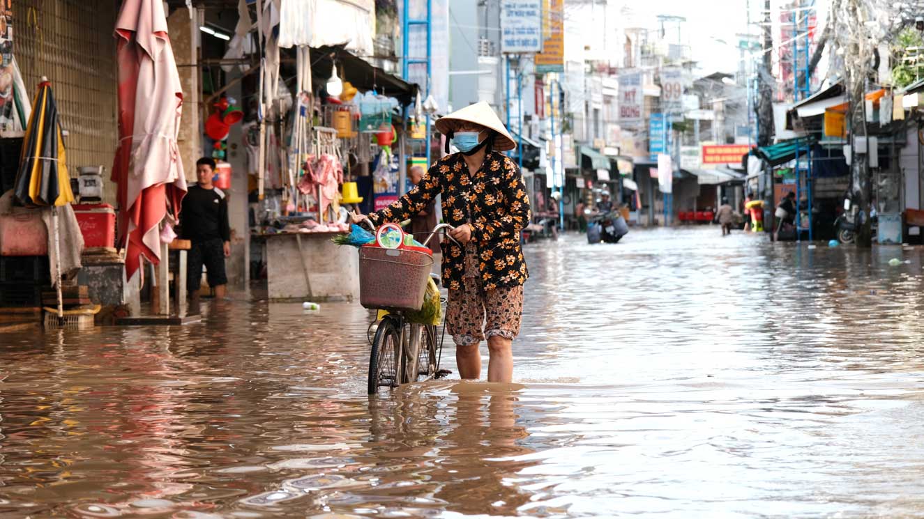 Bui Huu Nghia Street (Binh Thuy District, Can Tho City) was flooded when the tide rose on the morning of October 19. Photo: My Ly