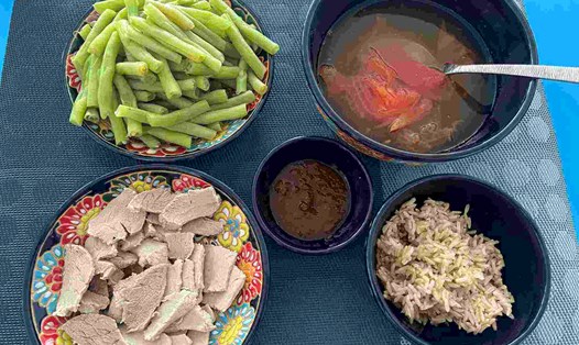 Ngoài chế độ ăn lành mạnh thì cách ngủ đủ giờ, chất lượng cũng hỗ trợ giảm cân hiệu quả. Ảnh: Kiều Vũ