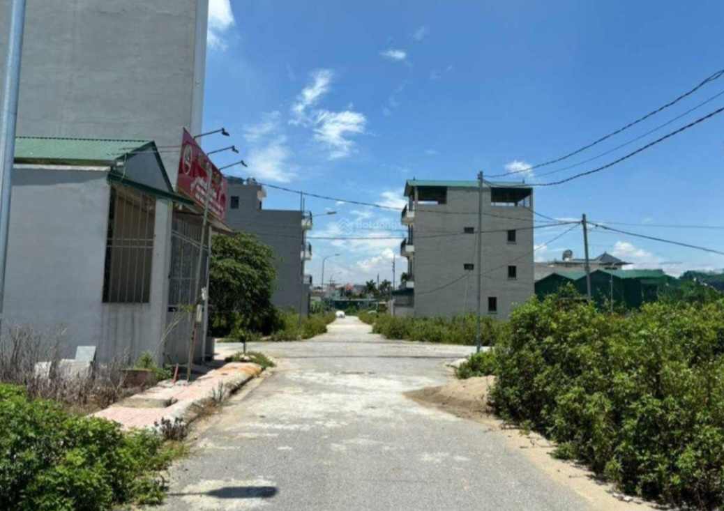 The land segment in the suburbs of Hanoi is being sought after by many people. Photo: Thu Giang