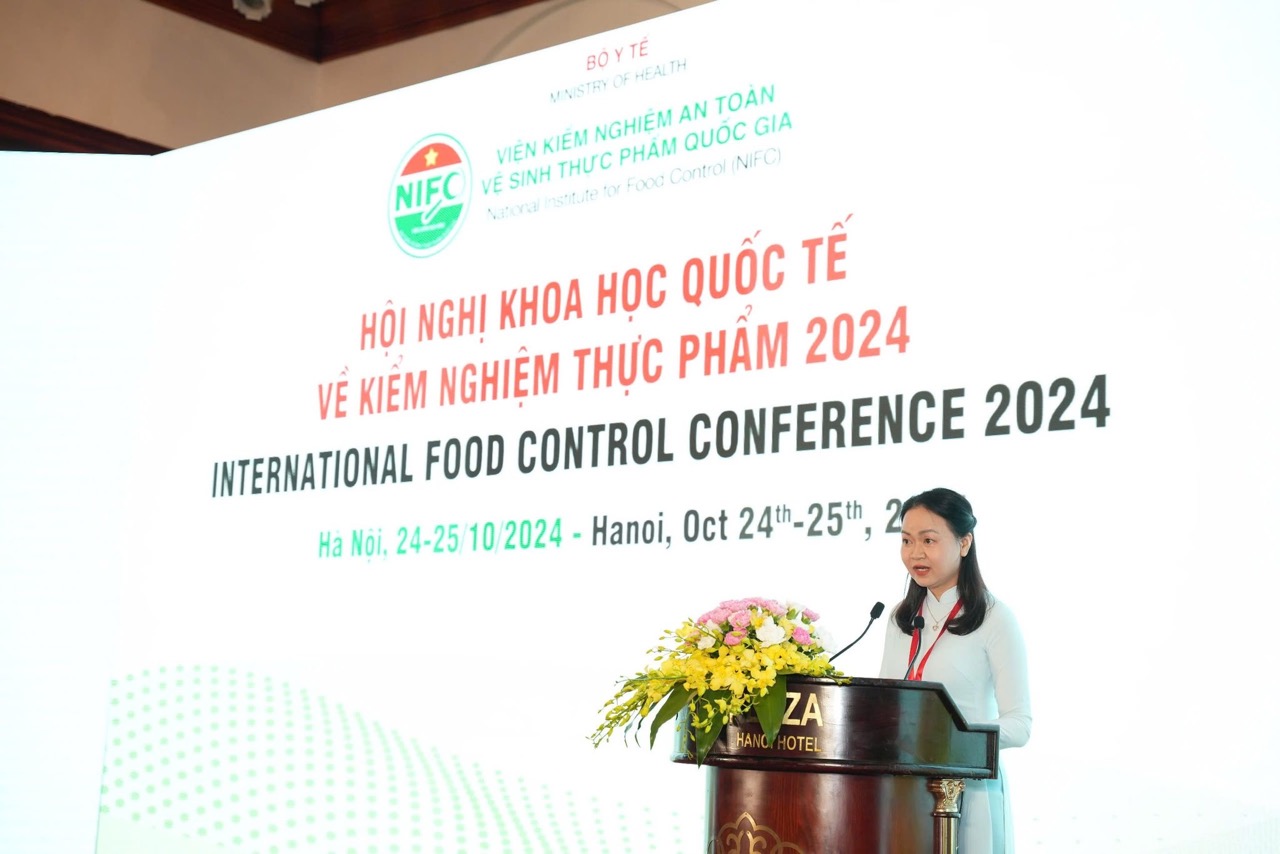 Associate Professor, Dr. Le Thi Hong Hao - Director of the Institute of National Food Safety and Hygiene Control - spoke at the workshop. Photo: Ministry of Health