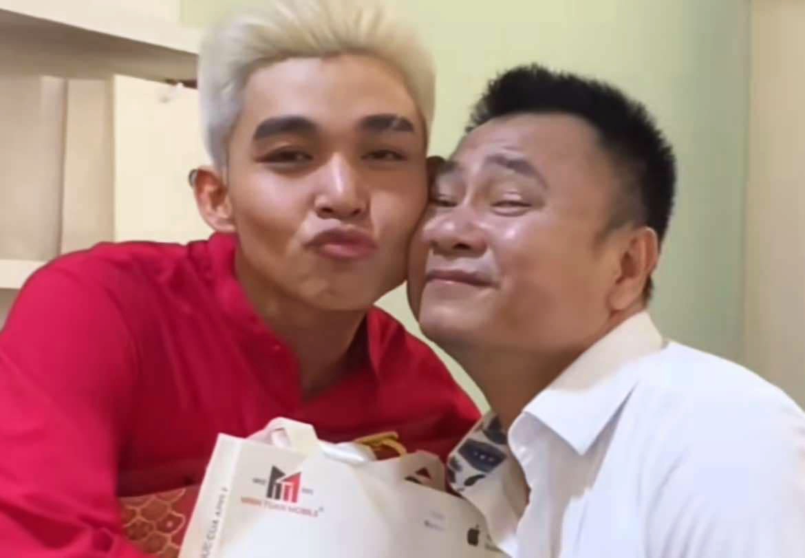 Jun Pham and People's Artist Tu Long. Photo: Facebook character