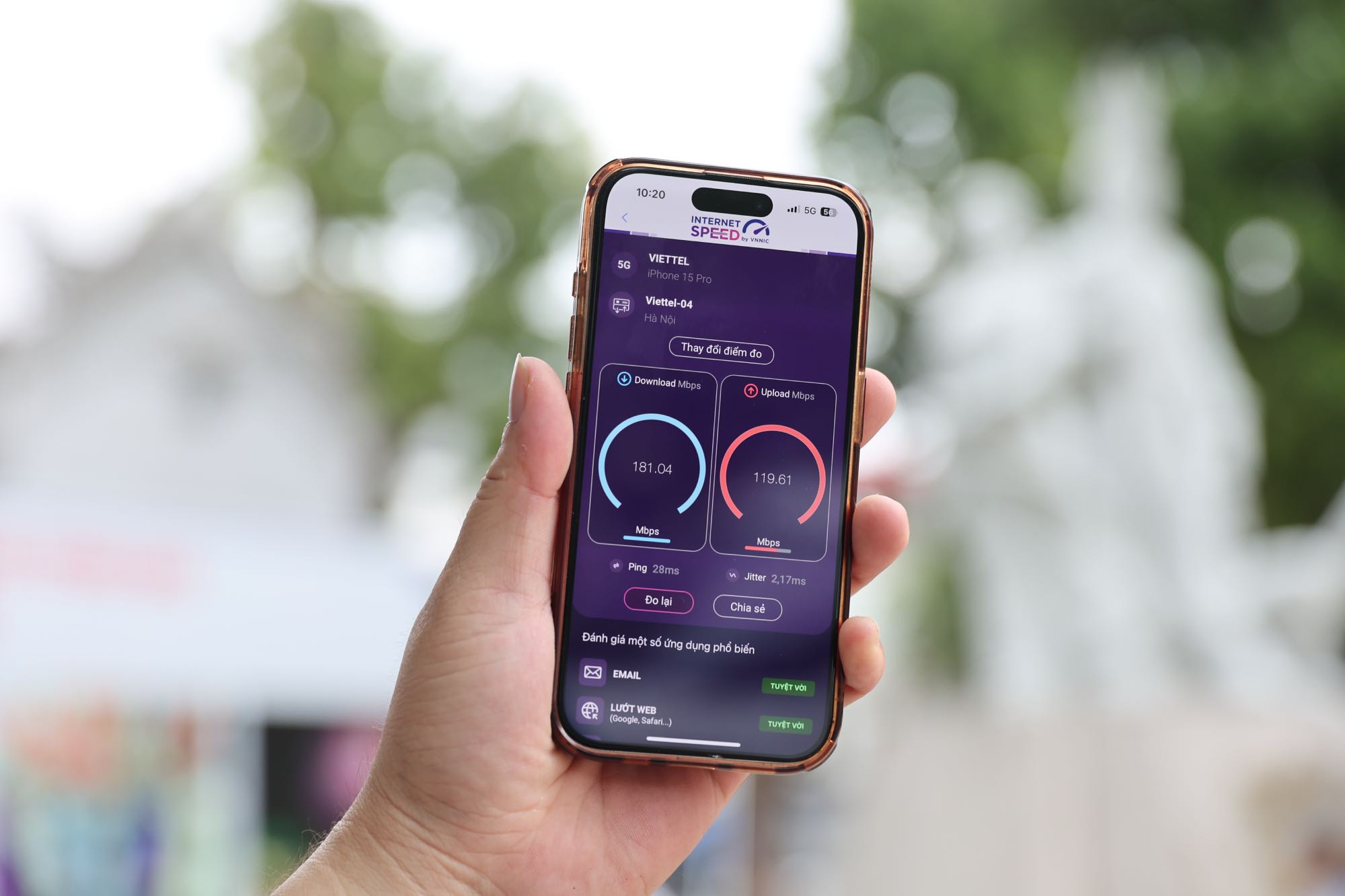 Users experience 5G waves in Vietnam. Photo: Khanh An