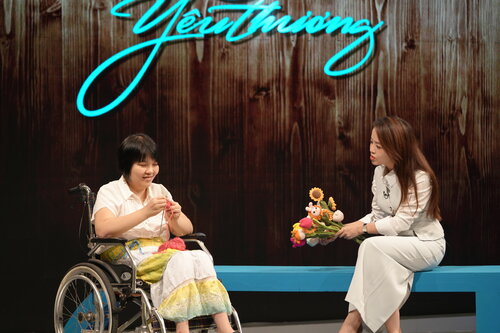 The determination of the girl with damaged legs, Nguyen Anh Phuong, makes the audience admire. Photo: VTV