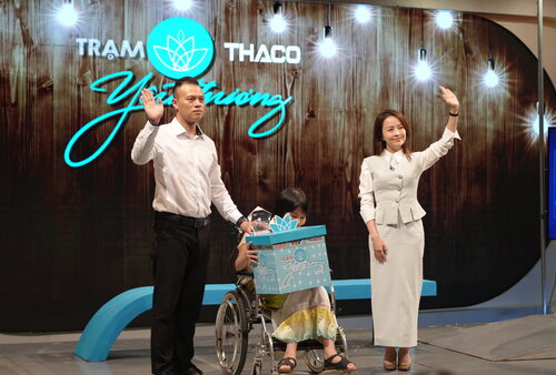 Mon qua cua “Tram yeu thuong” se phan nao tiep them suc cho Nguyen Anh Phuong thuc hien nhung uoc mong cua minh. Anh: VTV