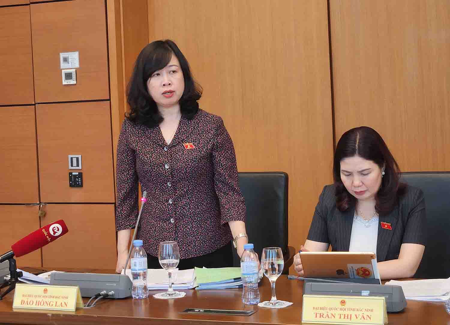 Minister of Health Dao Hong Lan said doctors do not want people to go out to buy medicine because it is related to the quality of treatment. Photo: Cao Nguyen.