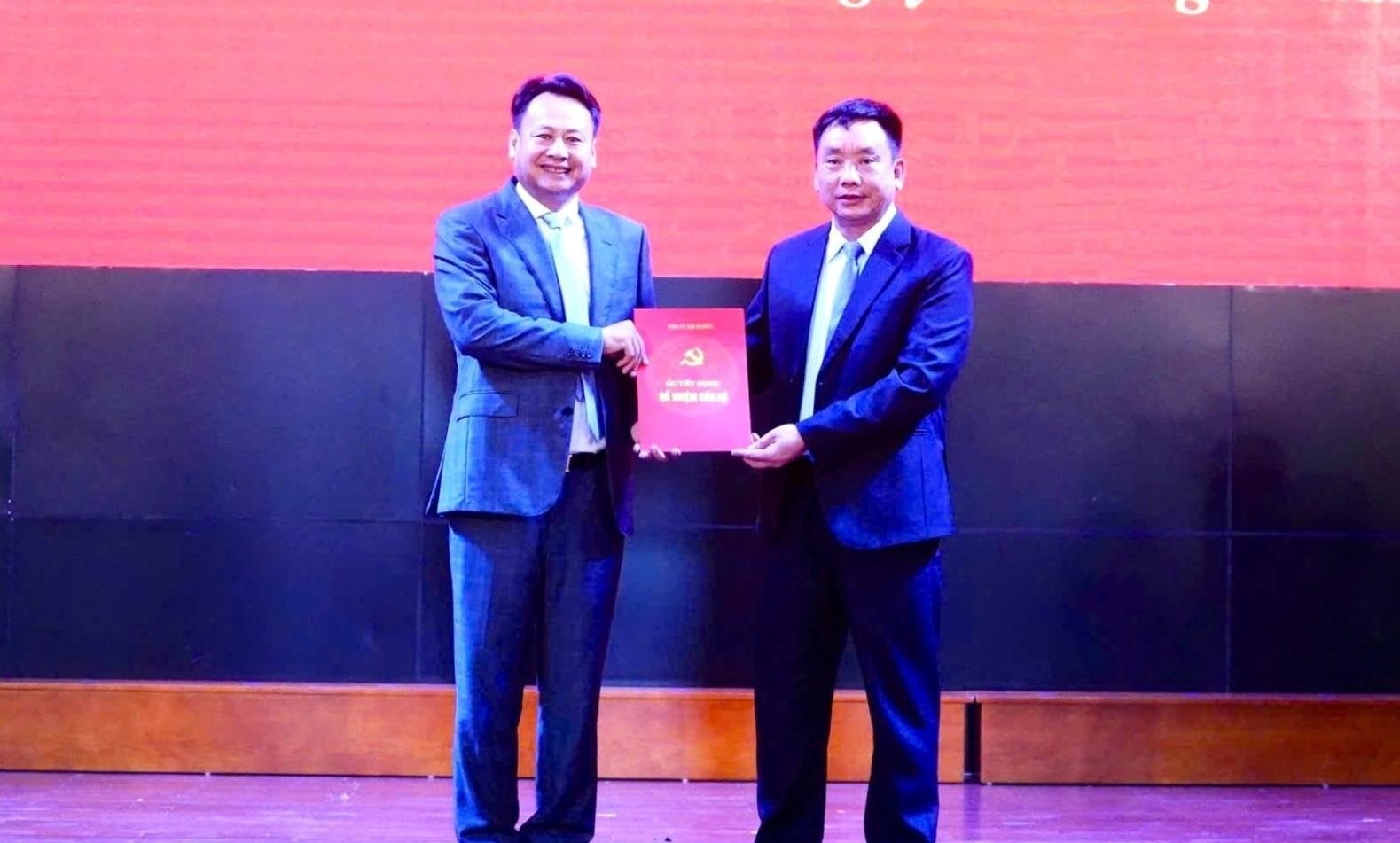 Mr. Tran Van Quan - Vice Chairman of Hai Duong Provincial People's Committee presented the decision to transfer Mr. Nguyen Tuan Hung to work at Chi Linh City Party Committee. Photo: Thanh Hoa